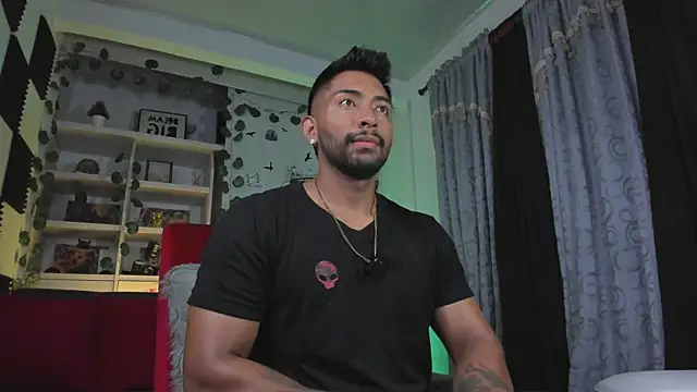 Snapshot of Couple_muscle1 chatting on 01.13.26 Couple muscle1 online show from 01.13.26