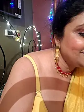 Snapshot of Maaya66 chatting on 02.13.25 Maaya66 online show from 02.13.25