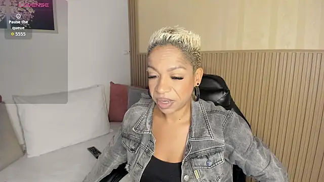 Snapshot of summer_night_ chatting on 11.24.25 summer night online show from 11.24.25