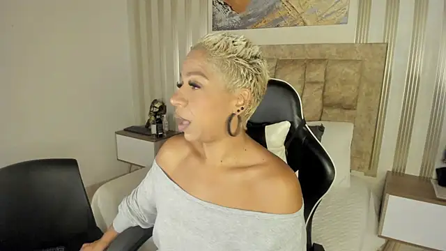 Snapshot of summer_night_ chatting on 12.04.25 summer night online show from 12.04.25