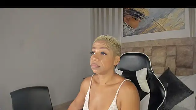 Snapshot of summer_night_ chatting on 12.05.25 summer night online show from 12.05.25