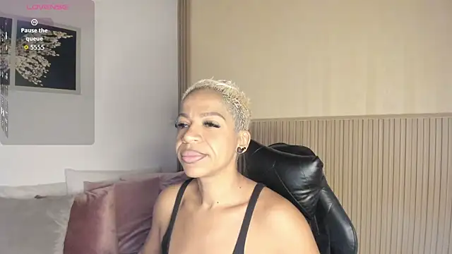 Snapshot of summer_night_ chatting on 12.22.25 summer night online show from 12.22.25