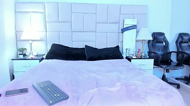 IsisLoveyes  online show from 11.25.25