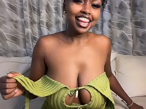 Snapshot of Chocolate_queen2 chatting on 11.04.25 Chocolate queen2 online show from 11.04.25