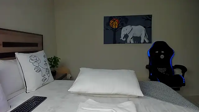 Renee-18 online show from 11.16.25