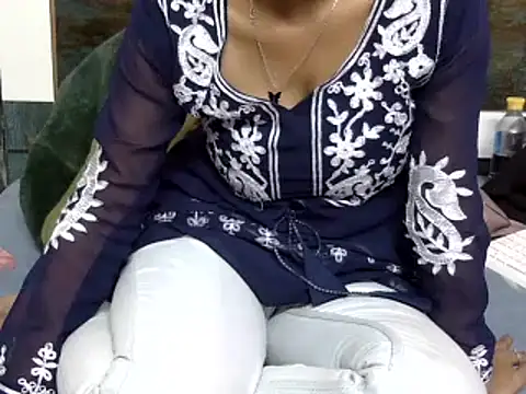 Snapshot of momo_lov chatting on 12.21.24 momo lov online show from 12.21.24