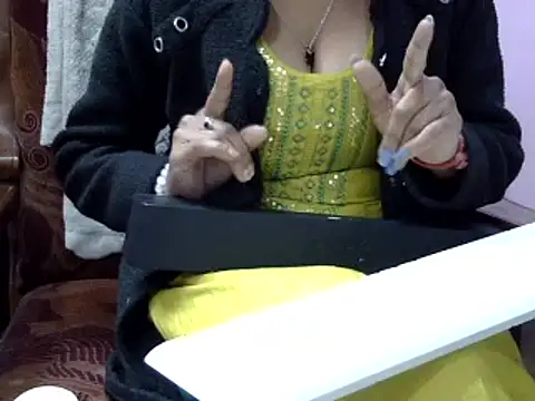Snapshot of momo_lov chatting on 12.24.24 momo lov online show from 12.24.24