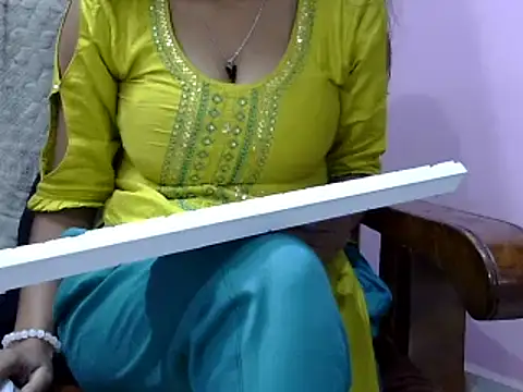 Snapshot of momo_lov chatting on 12.24.24 momo lov online show from 12.24.24