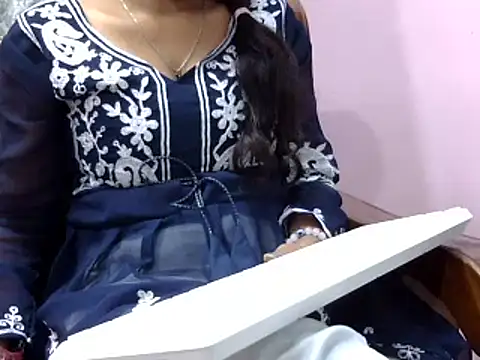 Snapshot of momo_lov chatting on 12.28.24 momo lov online show from 12.28.24