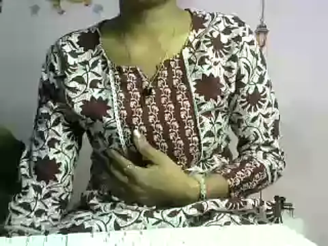 Snapshot of momo_lov chatting on 01.02.25 momo lov online show from 01.02.25