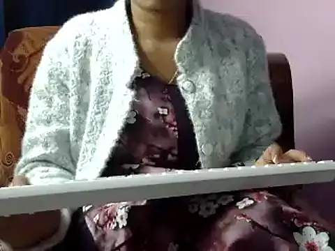 Snapshot of momo_lov chatting on 01.04.25 momo lov online show from 01.04.25