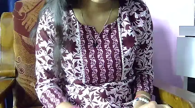 Snapshot of momo_lov chatting on 01.08.25 momo lov online show from 01.08.25