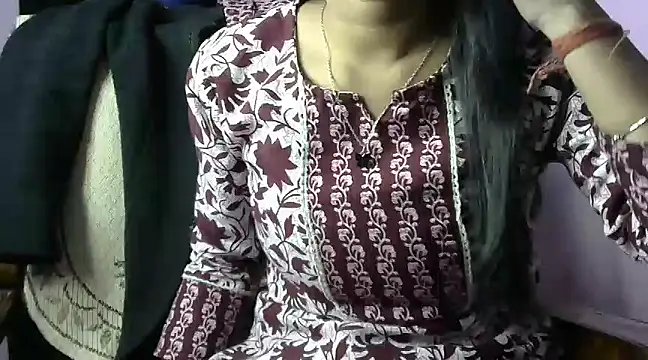 Snapshot of momo_lov chatting on 02.10.25 momo lov online show from 02.10.25