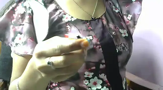 Snapshot of momo_lov chatting on 02.13.25 momo lov online show from 02.13.25
