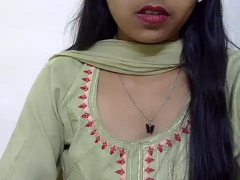 Snapshot of momo_lov chatting on 03.18.25 momo lov online show from 03.18.25