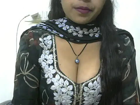 Snapshot of momo_lov chatting on 10.08.25 momo lov online show from 10.08.25
