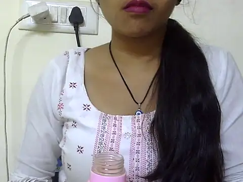 Snapshot of momo_lov chatting on 10.10.25 momo lov online show from 10.10.25