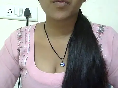 Snapshot of momo_lov chatting on 10.18.25 momo lov online show from 10.18.25