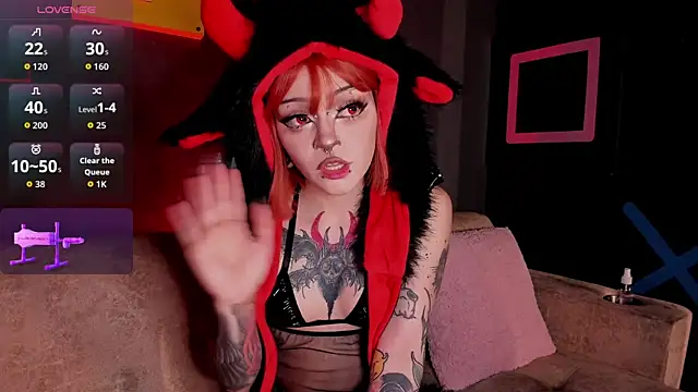 Snapshot of Elettra_Rou chatting on 10.23.25 Elettra Rou online show from 10.23.25