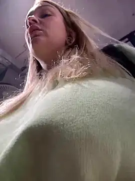 Snapshot of Teya_moon_ chatting on 12.20.24 Teya moon  online show from 12.20.24