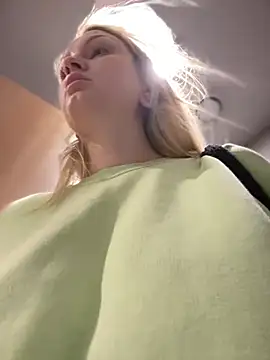 Snapshot of Teya_moon_ chatting on 12.20.24 Teya moon  online show from 12.20.24