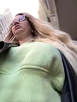 Snapshot of Teya_moon_ chatting on 01.12.25 Teya moon  online show from 01.12.25