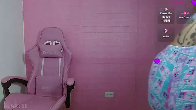 Snapshot of _hooly chatting on 12.30.24  hooly online show from 12.30.24