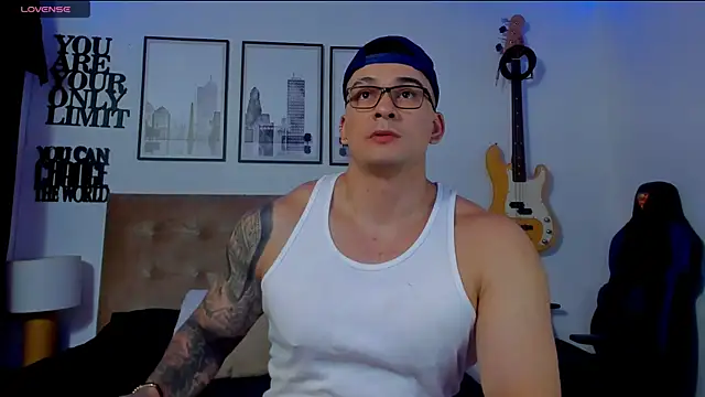 Snapshot of seancarreraa chatting on 12.18.25 seancarreraa online show from 12.18.25