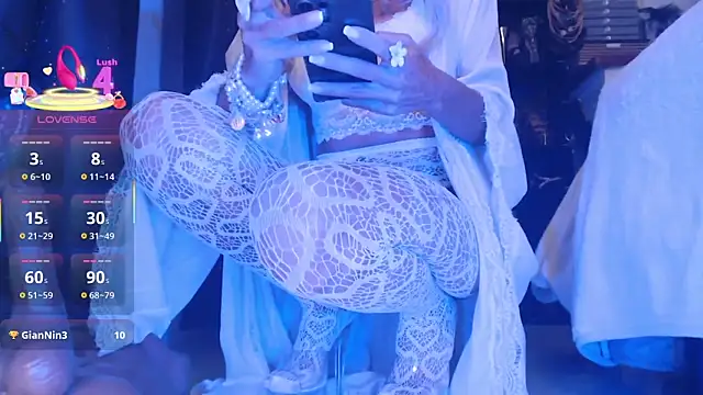 LaraReinaDelSol online show from 11.19.25