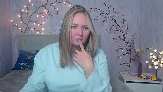 Snapshot of SallyVerda chatting on 04.30.26 SallyVerda online show from 04.30.26