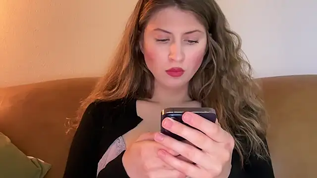 YUMIandbigWOLF online show from 09.08.25