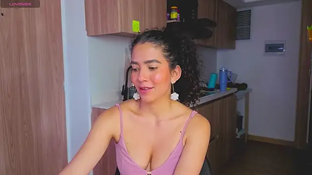 Snapshot of arteverena chatting on 05.19.26 arteverena online show from 05.19.26