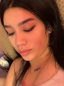 Snapshot of Ambar_R0SSE chatting on 01.29.25 Ambar R0SSE online show from 01.29.25