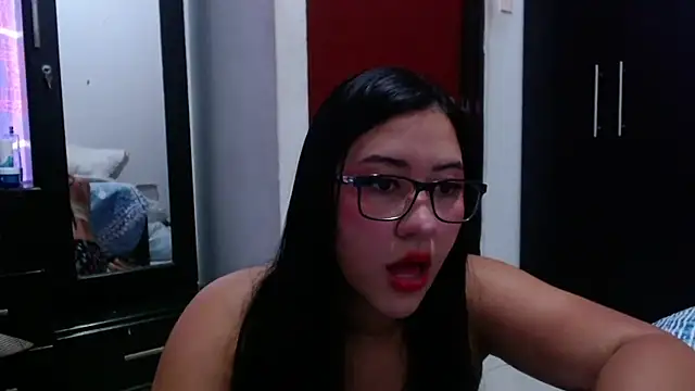Snapshot of LuciaTomson chatting on 05.14.26 LuciaTomson online show from 05.14.26