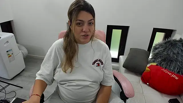 Snapshot of Dyana_Kaylinn chatting on 06.12.26 Dyana Kaylinn online show from 06.12.26