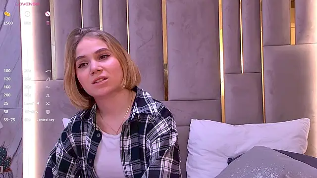 Snapshot of EllenaGreen chatting on 01.20.25 EllenaGreen online show from 01.20.25