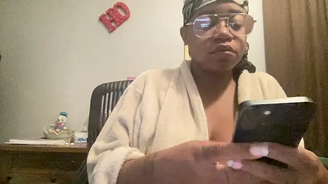 MommyConfident online show from 10.30.25