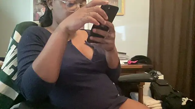 Snapshot of MommyConfident chatting on 05.26.26 MommyConfident online show from 05.26.26