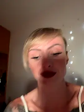 haileyhope  online show from 11.08.25