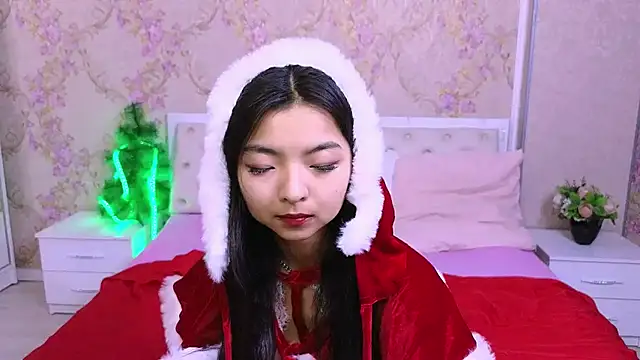 Snapshot of Shy_Kira chatting on 12.12.24 Shy Kira online show from 12.12.24