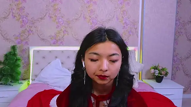 Snapshot of Shy_Kira chatting on 12.16.24 Shy Kira online show from 12.16.24