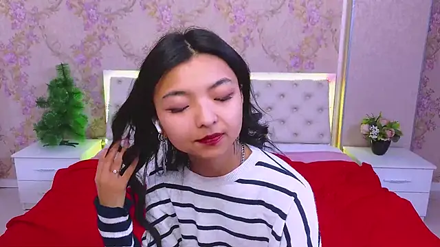 Snapshot of Shy_Kira chatting on 12.17.24 Shy Kira online show from 12.17.24