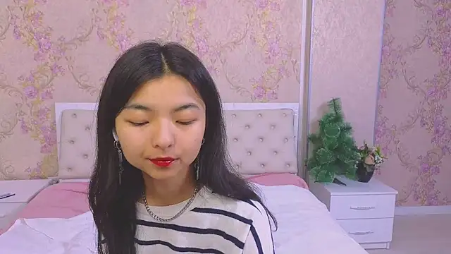 Snapshot of Shy_Kira chatting on 12.20.24 Shy Kira online show from 12.20.24