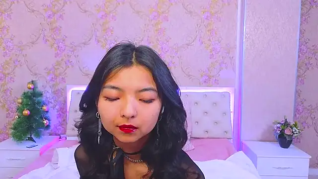 Snapshot of Shy_Kira chatting on 12.24.24 Shy Kira online show from 12.24.24