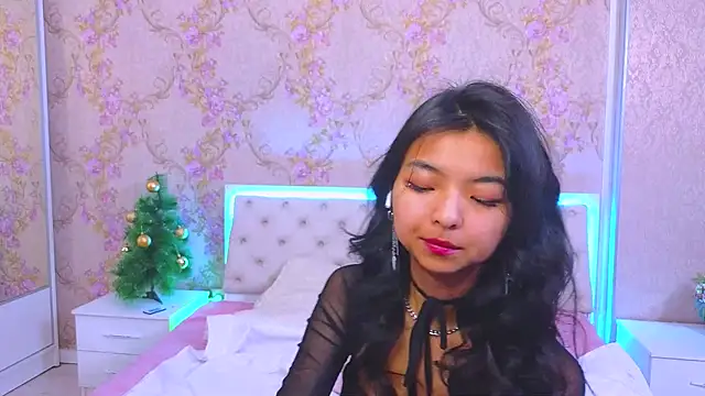 Snapshot of Shy_Kira chatting on 12.24.24 Shy Kira online show from 12.24.24