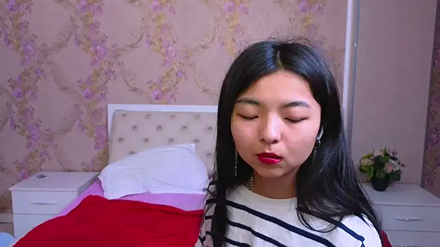 Snapshot of Shy_Kira chatting on 02.06.25 Shy Kira online show from 02.06.25