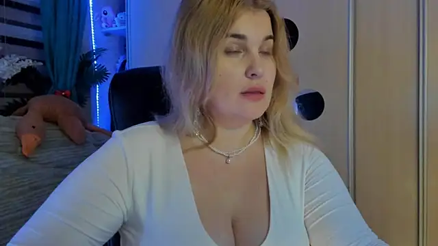 Snapshot of CoraSwon chatting on 02.16.26 CoraSwon online show from 02.16.26