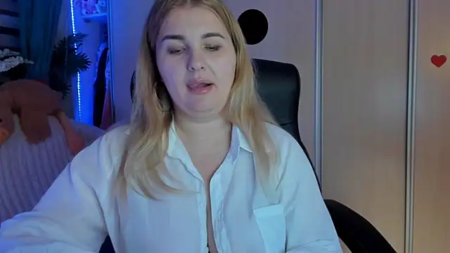 Snapshot of CoraSwon chatting on 02.17.26 CoraSwon online show from 02.17.26