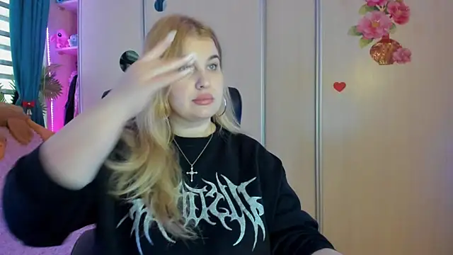 Snapshot of CoraSwon chatting on 02.19.26 CoraSwon online show from 02.19.26