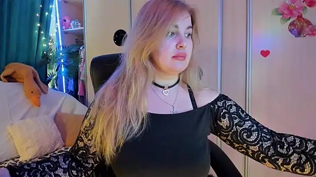 Snapshot of CoraSwon chatting on 02.23.26 CoraSwon online show from 02.23.26